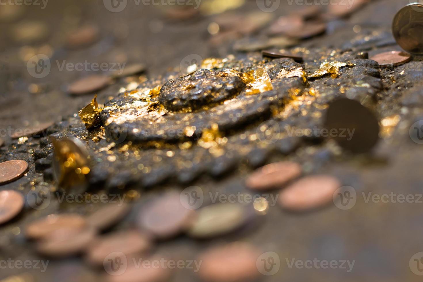 många gamla mynt på det gamla altaret. foto