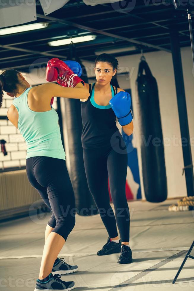 två kvinnor sparring foto