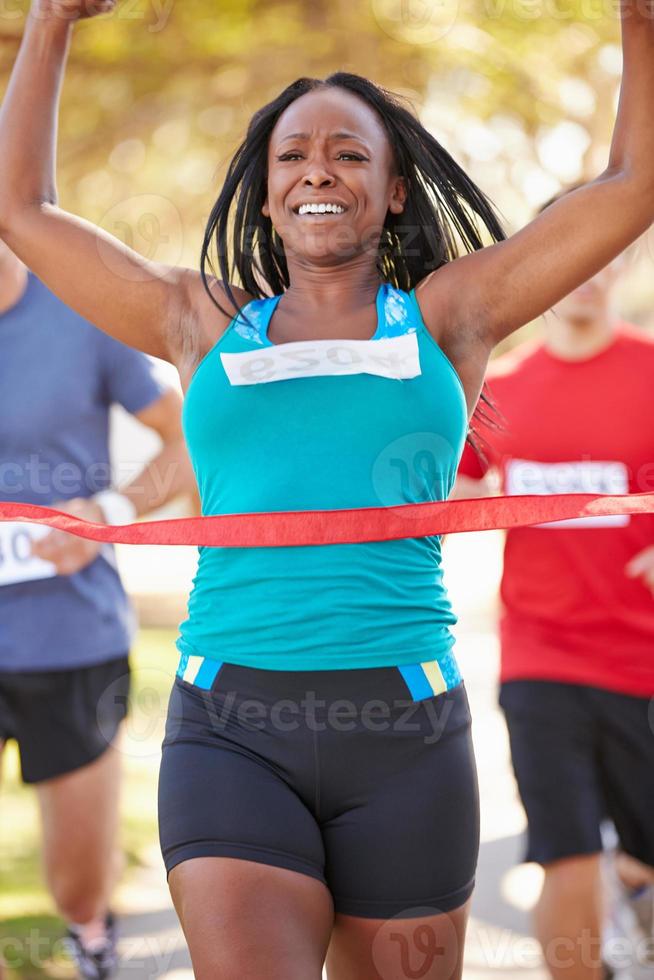 kvinnlig löpare som vann maraton foto