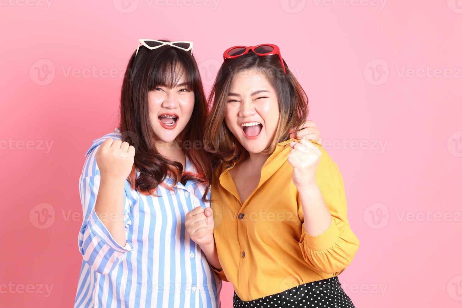 glada asiatiska vänner foto