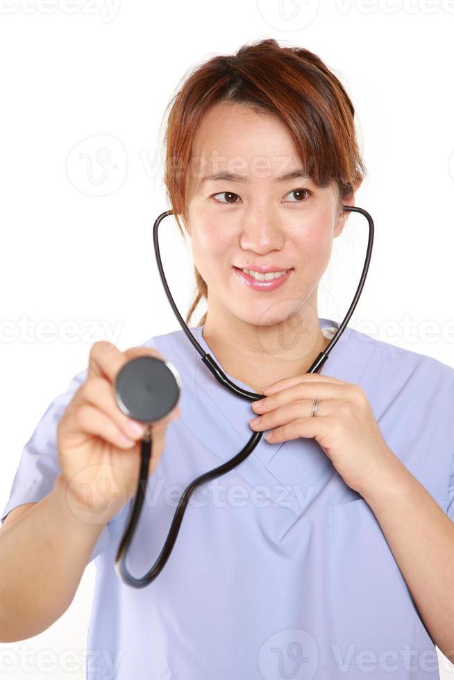japansk femal läkare med stetoskop foto
