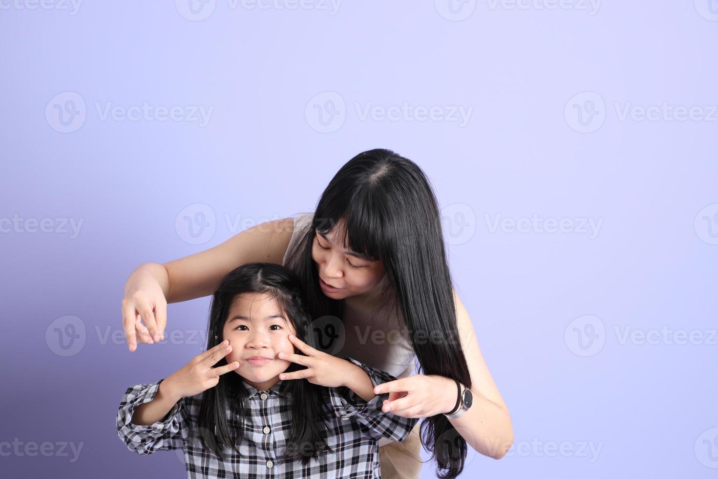 glad asiatisk syster foto