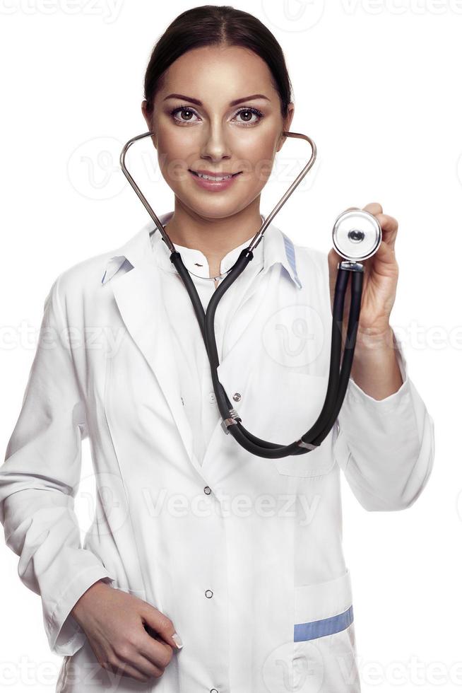 kvinnlig läkare som undersöker med stetoskop foto