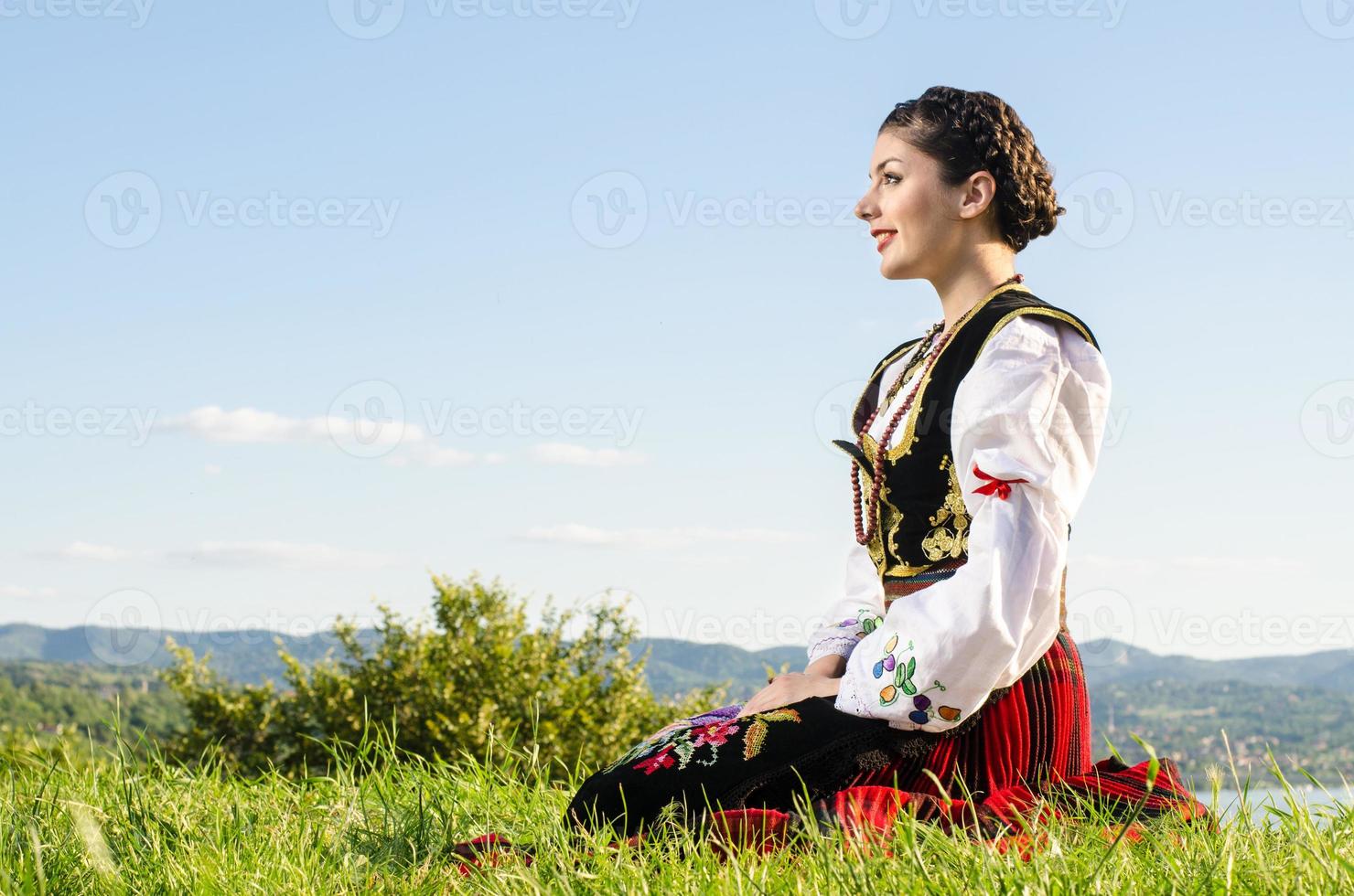 kvinna som bär traditionella serbiska kläder foto