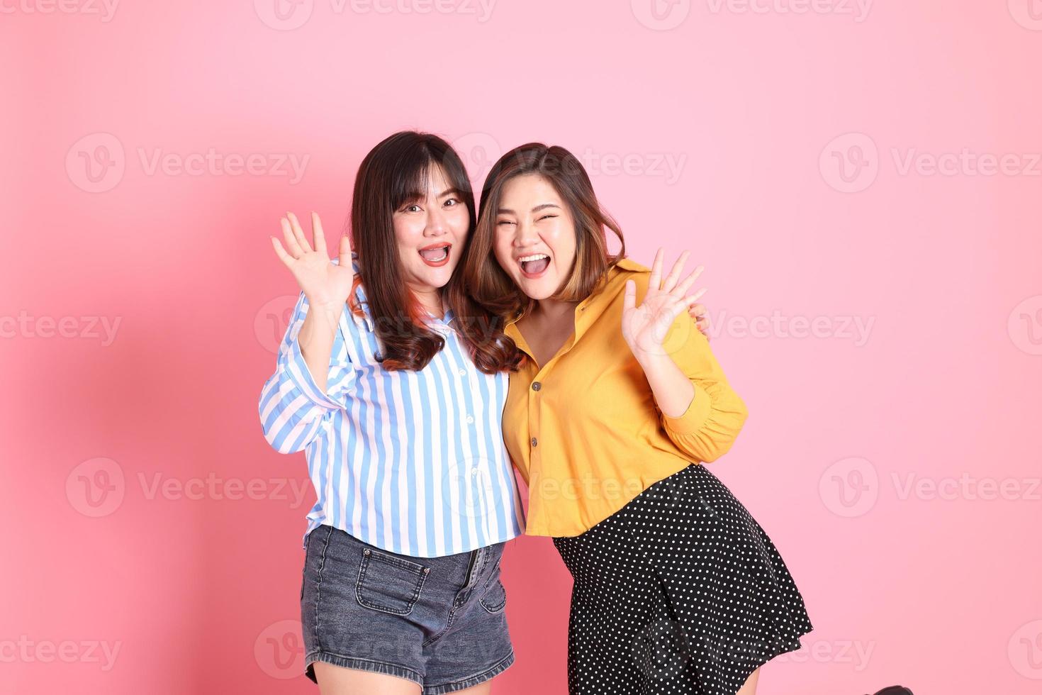 glada asiatiska vänner foto
