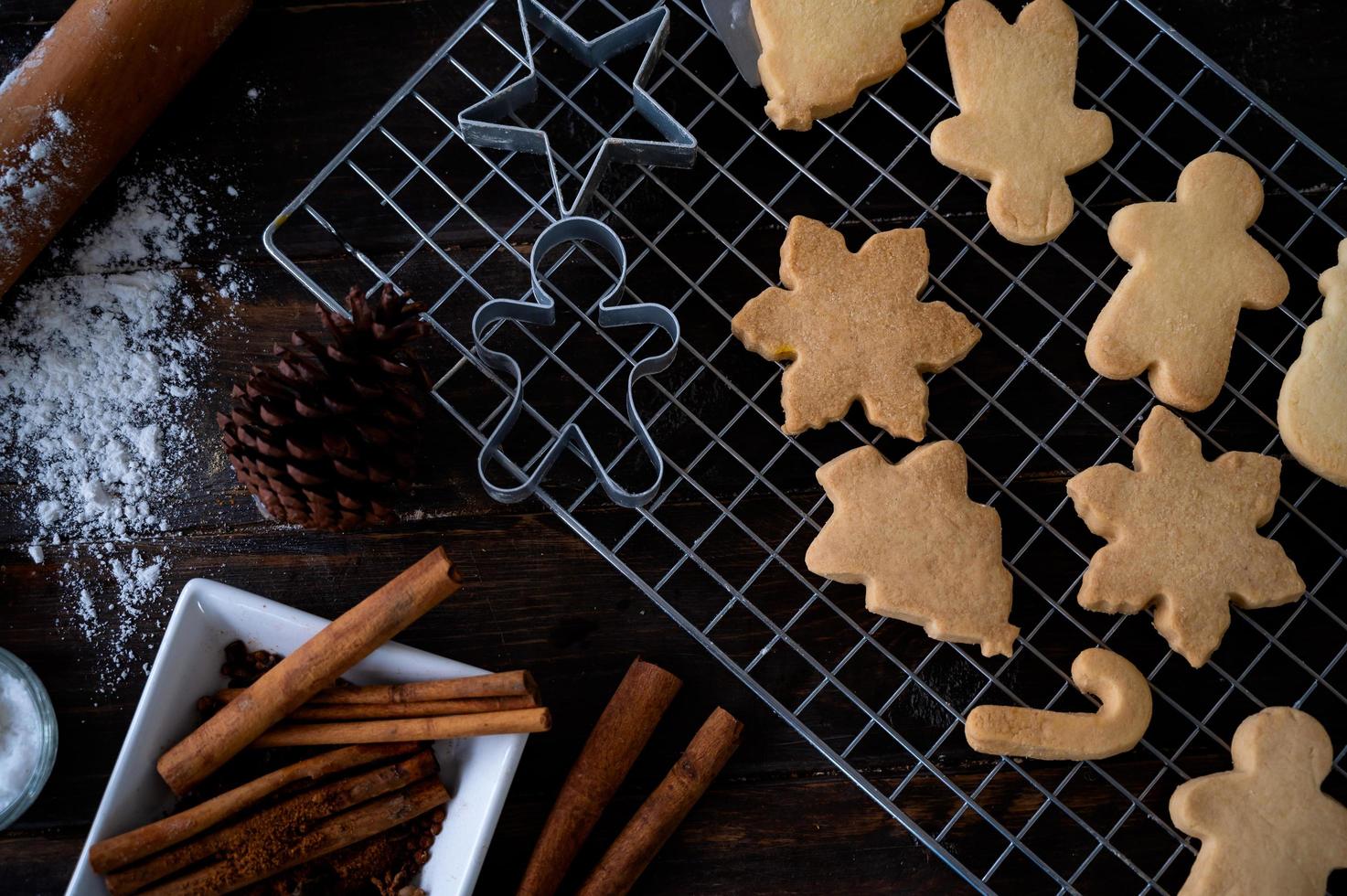 det färdigbakade pepparkakan väntar på färgdekorationen för att förbereda julen foto