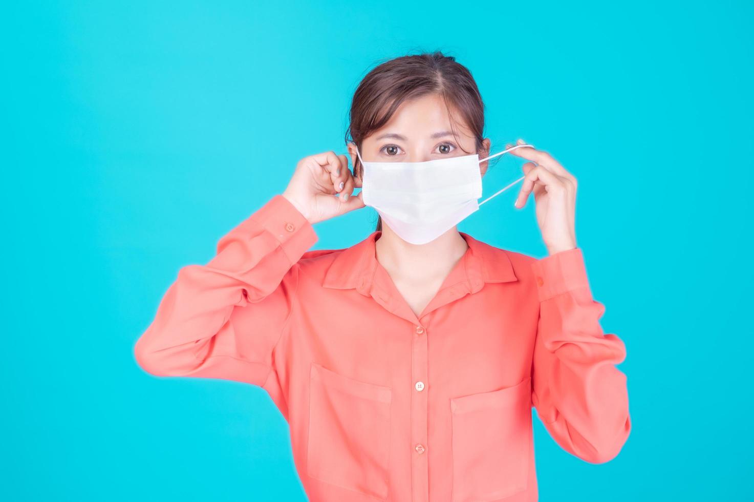 asiatiska kvinnor måste använda en ansiktsmask för att skydda mot dammföroreningar och förhindra infektion från virus foto