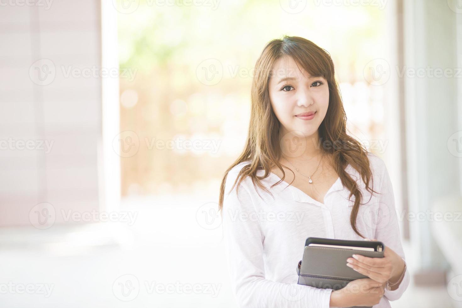 asiatisk kvinnlig högskola eller universitetsstudent foto