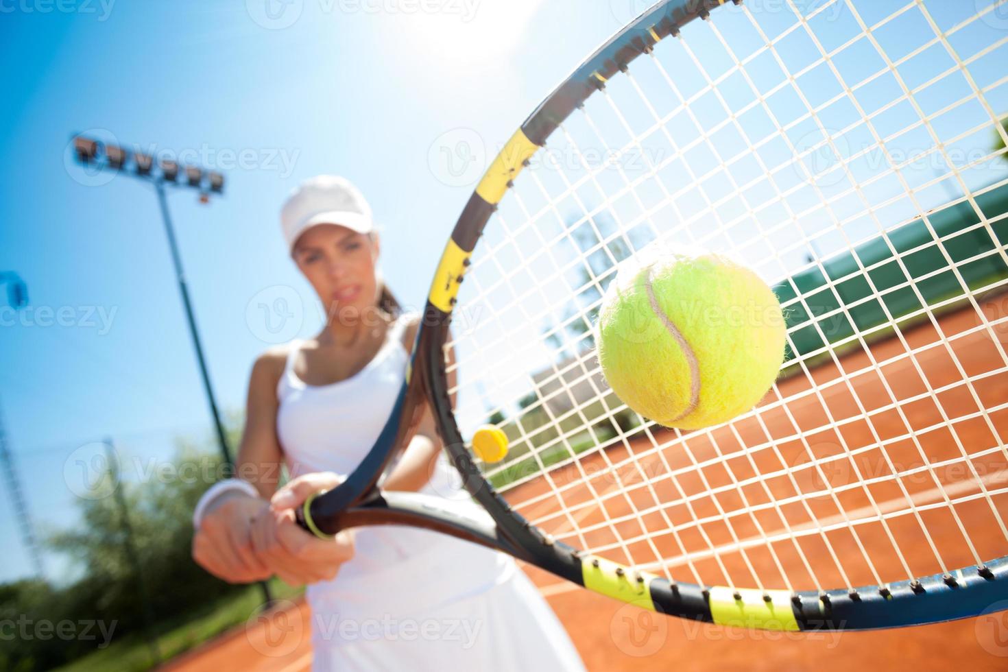 sportig kvinnlig tennisspelare i aktion foto