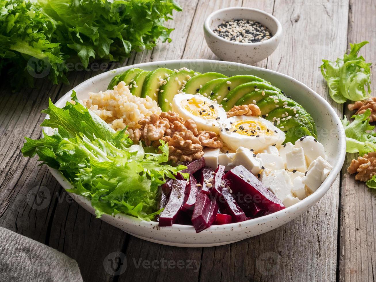 buddha bowl, balanserad mat, vegetarisk meny. ägg, avokado, salladssallat, bulgur foto