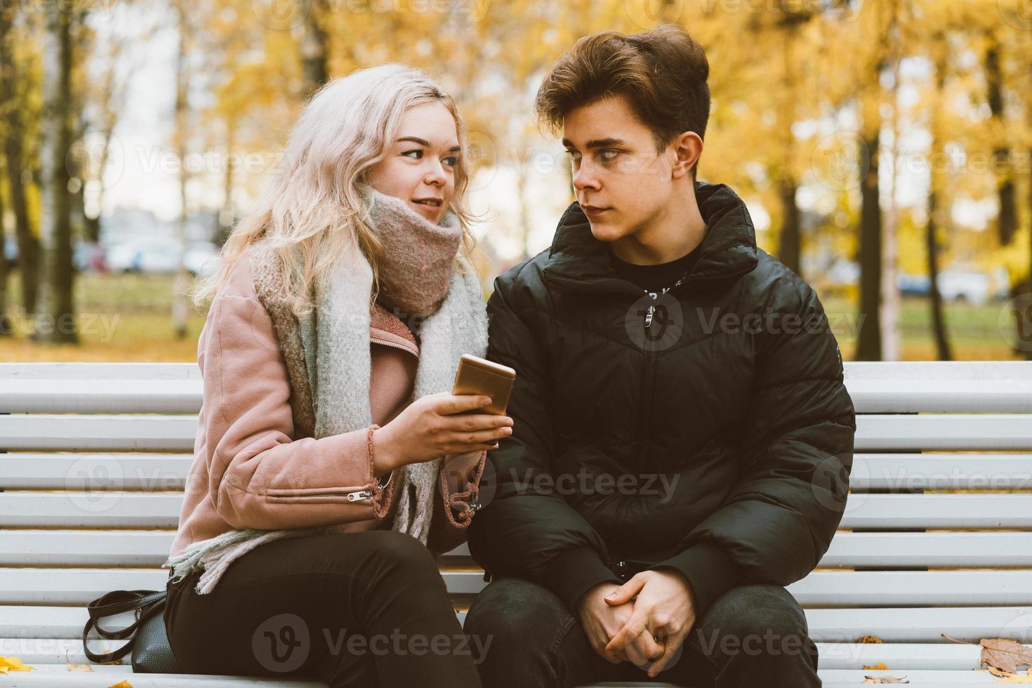 tonårs kärlek koncept. söt brunett kille ung blond tjej foto