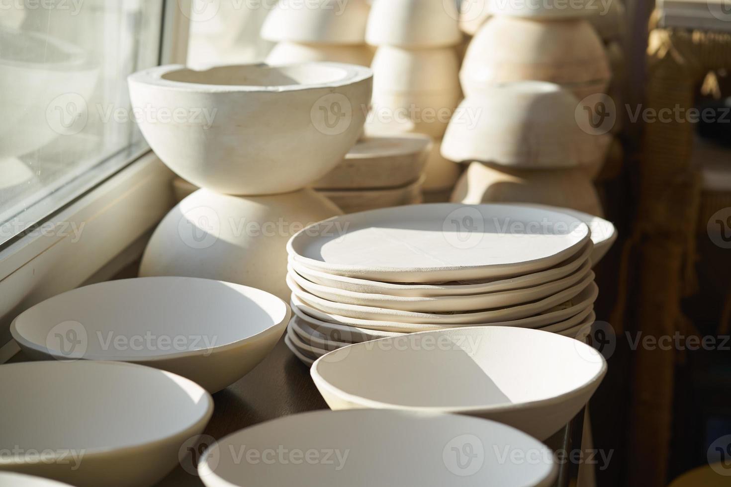 tillverkning av keramiska produkter, arbetsstycke. vacker bakgrund med keramik foto