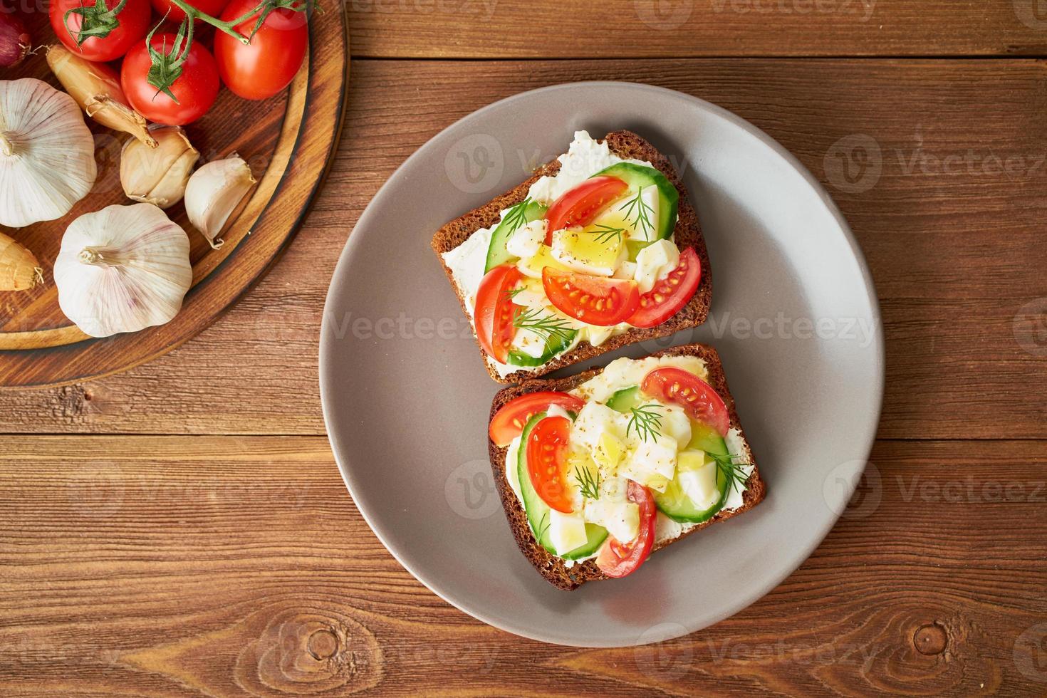 smorrebrod - traditionella danska smörgåsar. svart rågbröd med kokt ägg, foto