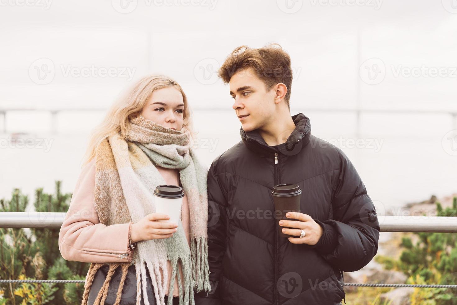 tonårs kärlek koncept. söt brunett kille ung blond tjej foto