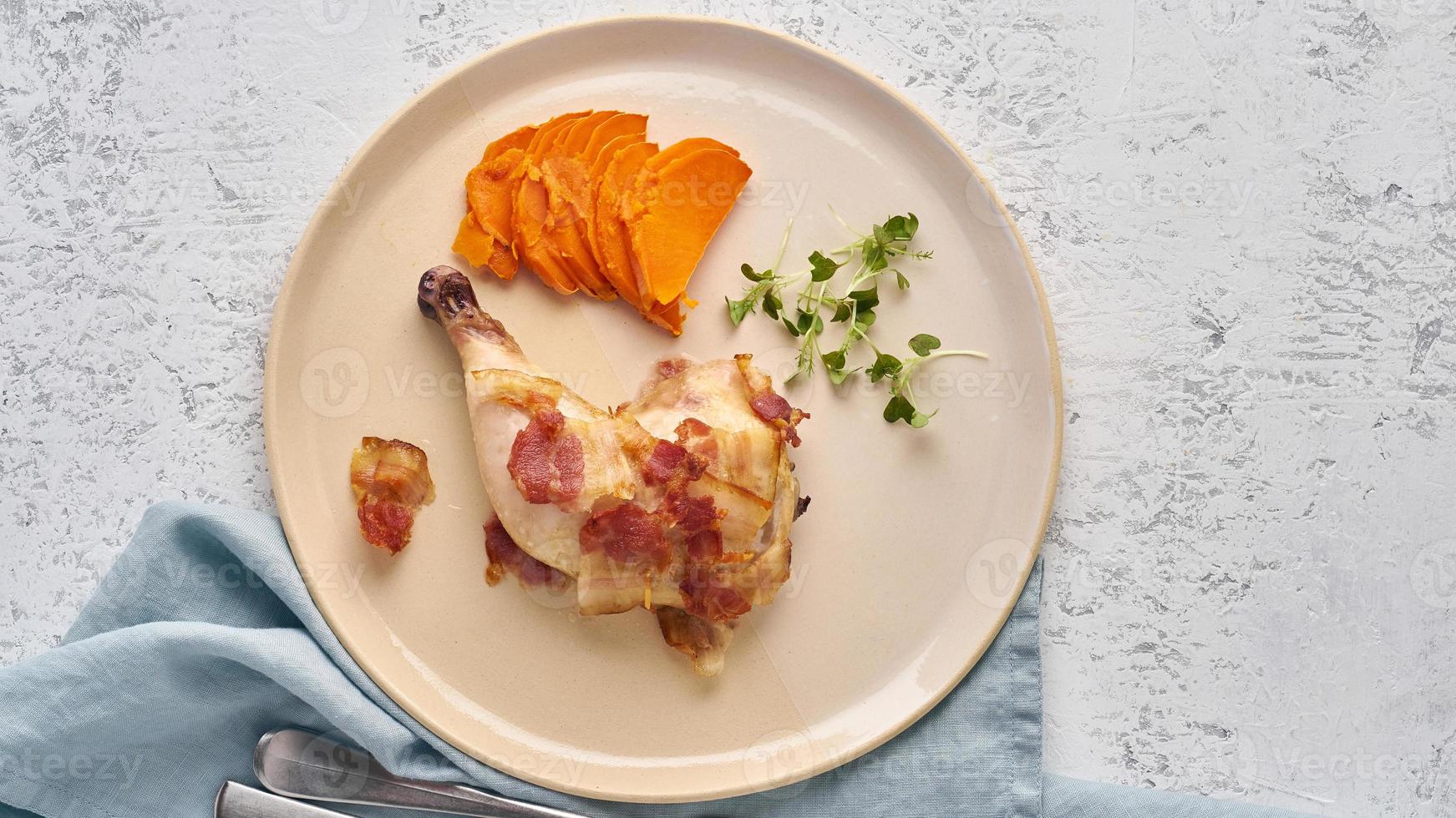 kycklingben med batata och bacon, fodmap keto ketogen diet, ovanifrån närbild foto