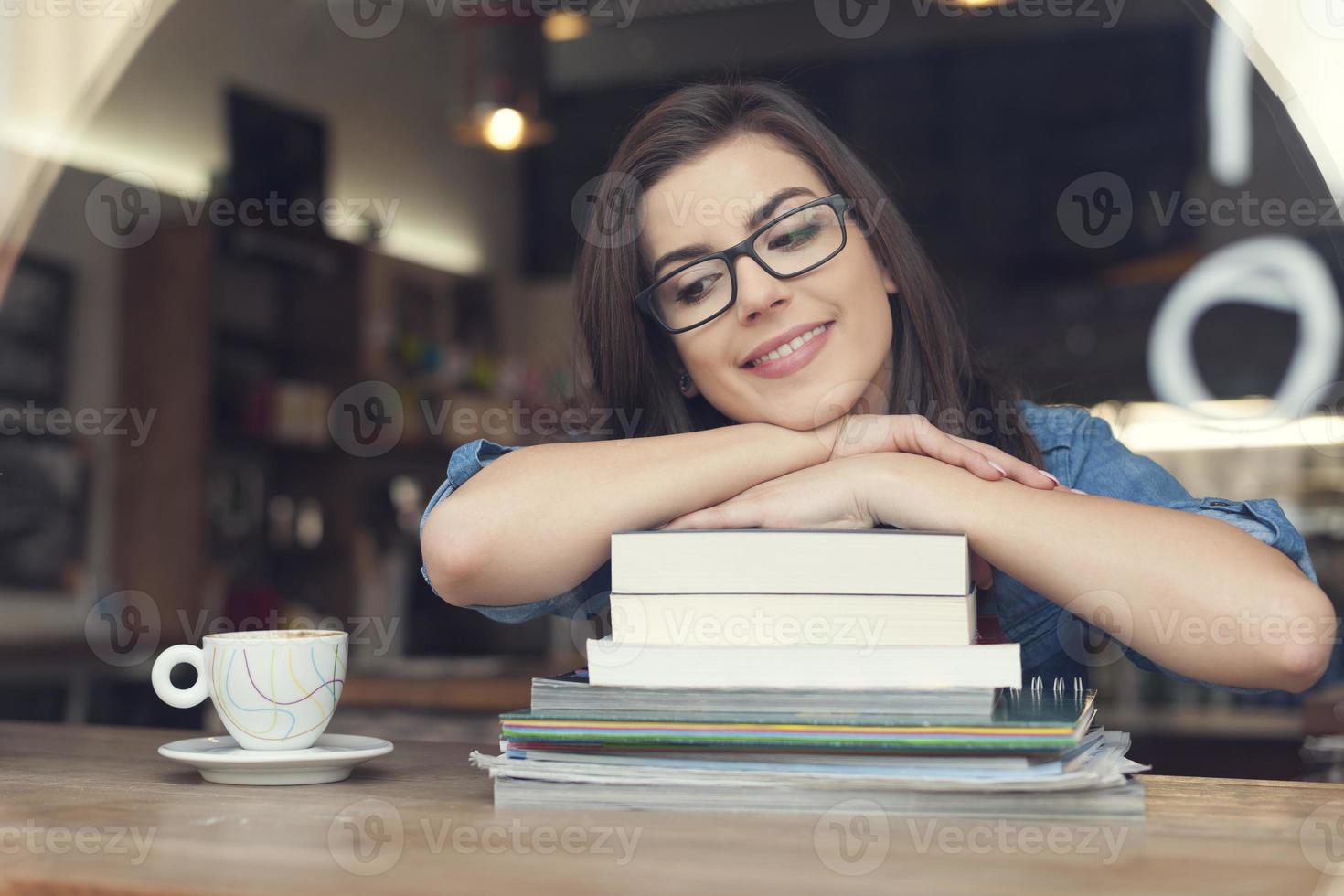 drömmer och ler kvinnlig student på café foto