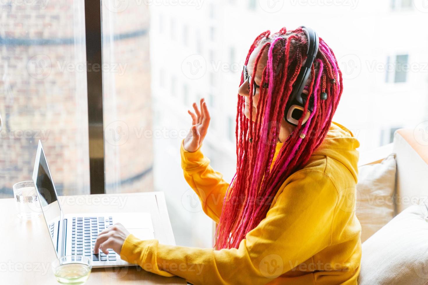 digital nomad koncept. flicka frilansare på distans arbetar på laptop i café, coworking. foto