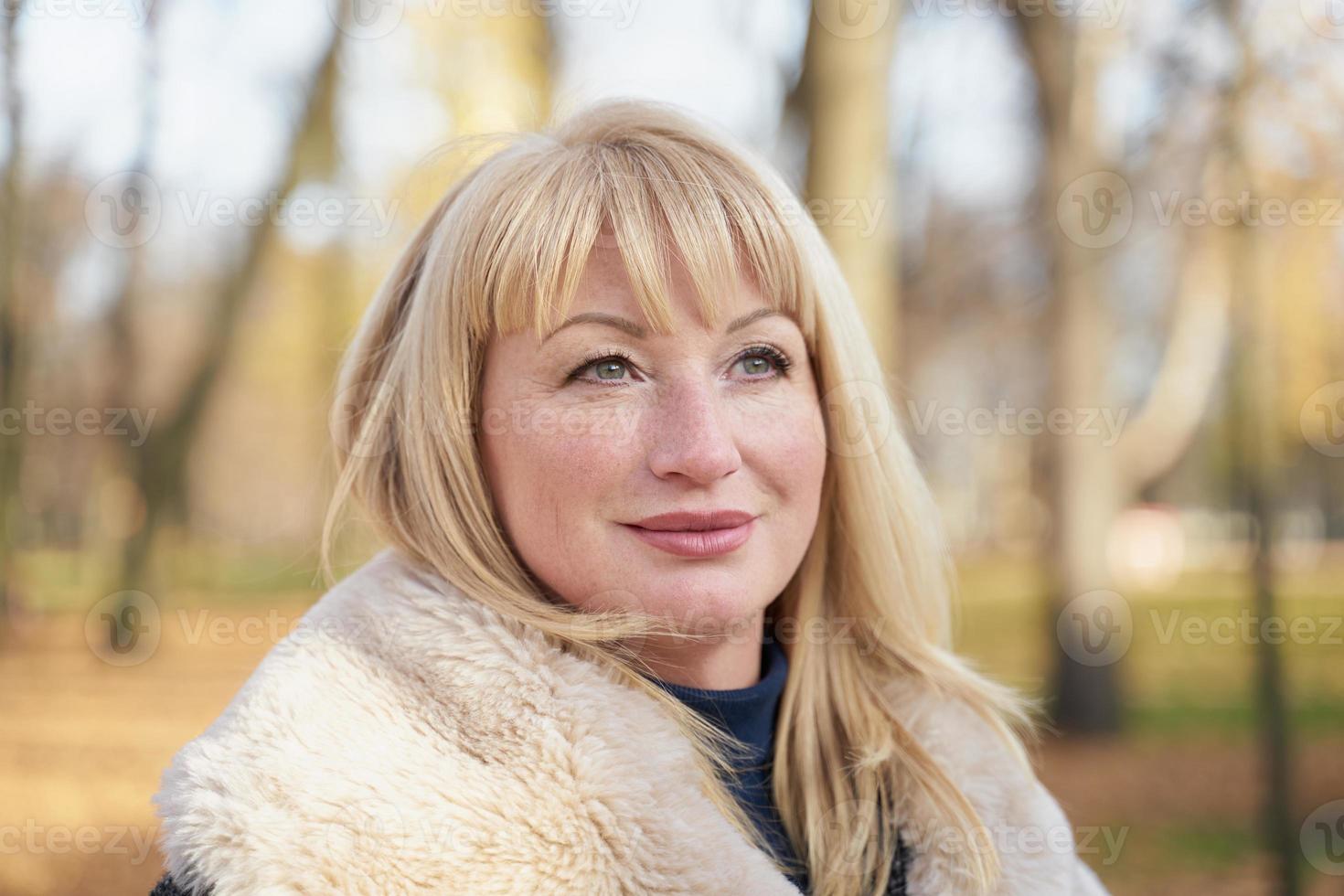 glad blond mogen kvinna och stilig medelålders brunettman foto