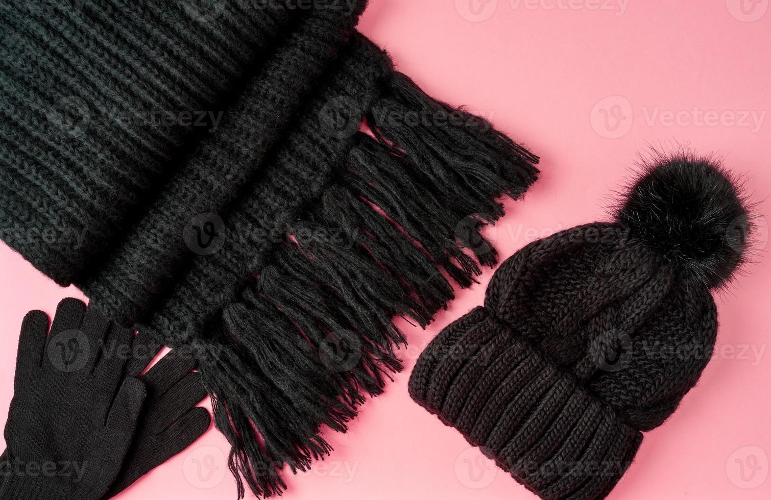 platt liggande vinter- eller höstvarma kvinnatillbehör - svart stickad halsduk, mössa, foto