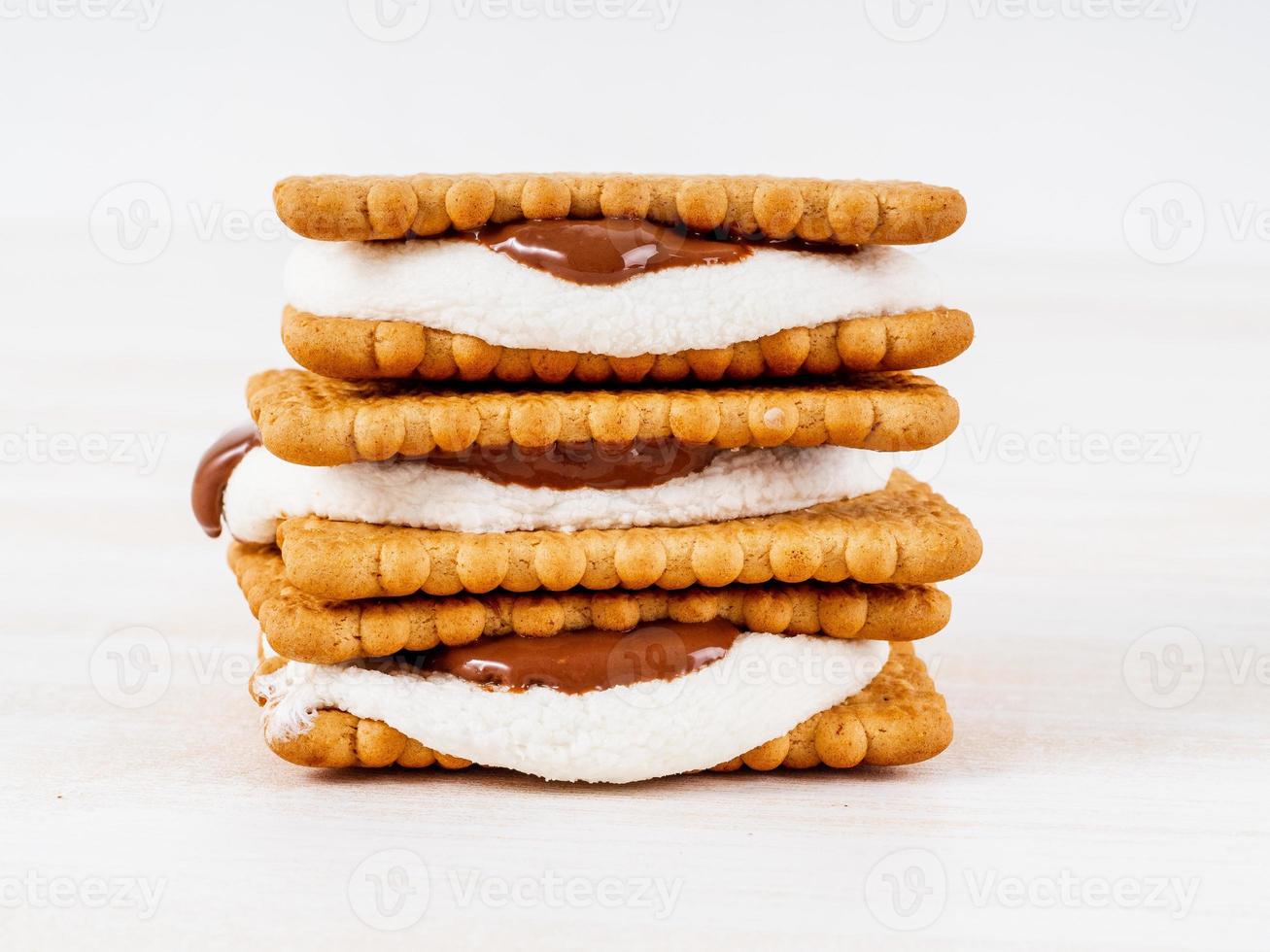 smores, marshmallowsmörgåsar - traditionella amerikanska söta chokladkakor foto