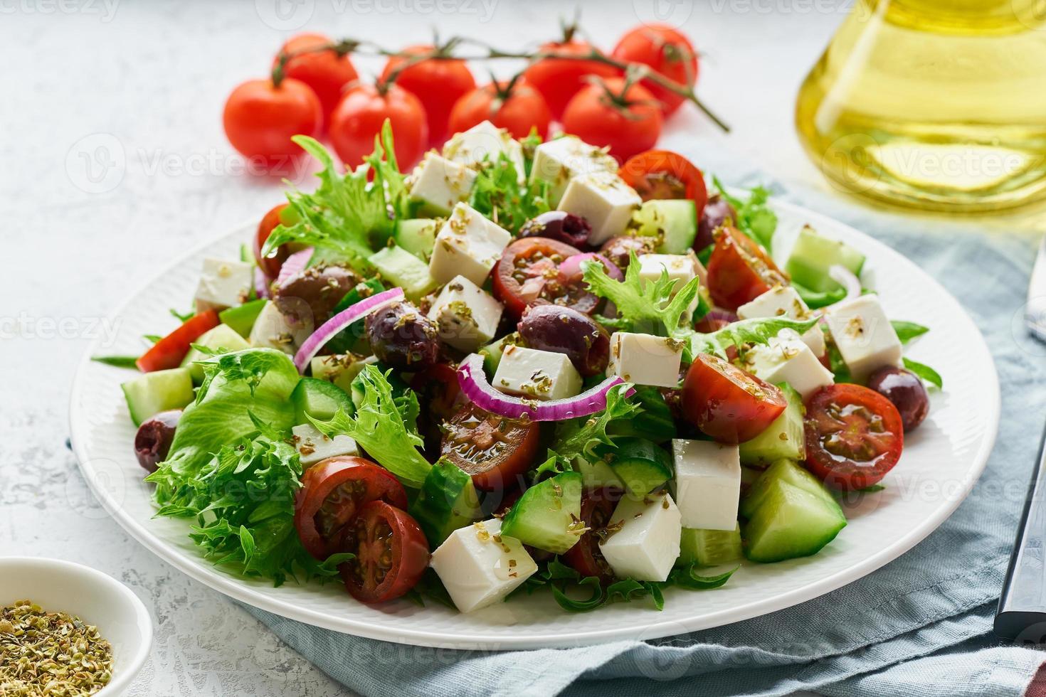 grekisk sallad med fetaost och tomater, bantning mat på vit bakgrund närbild foto