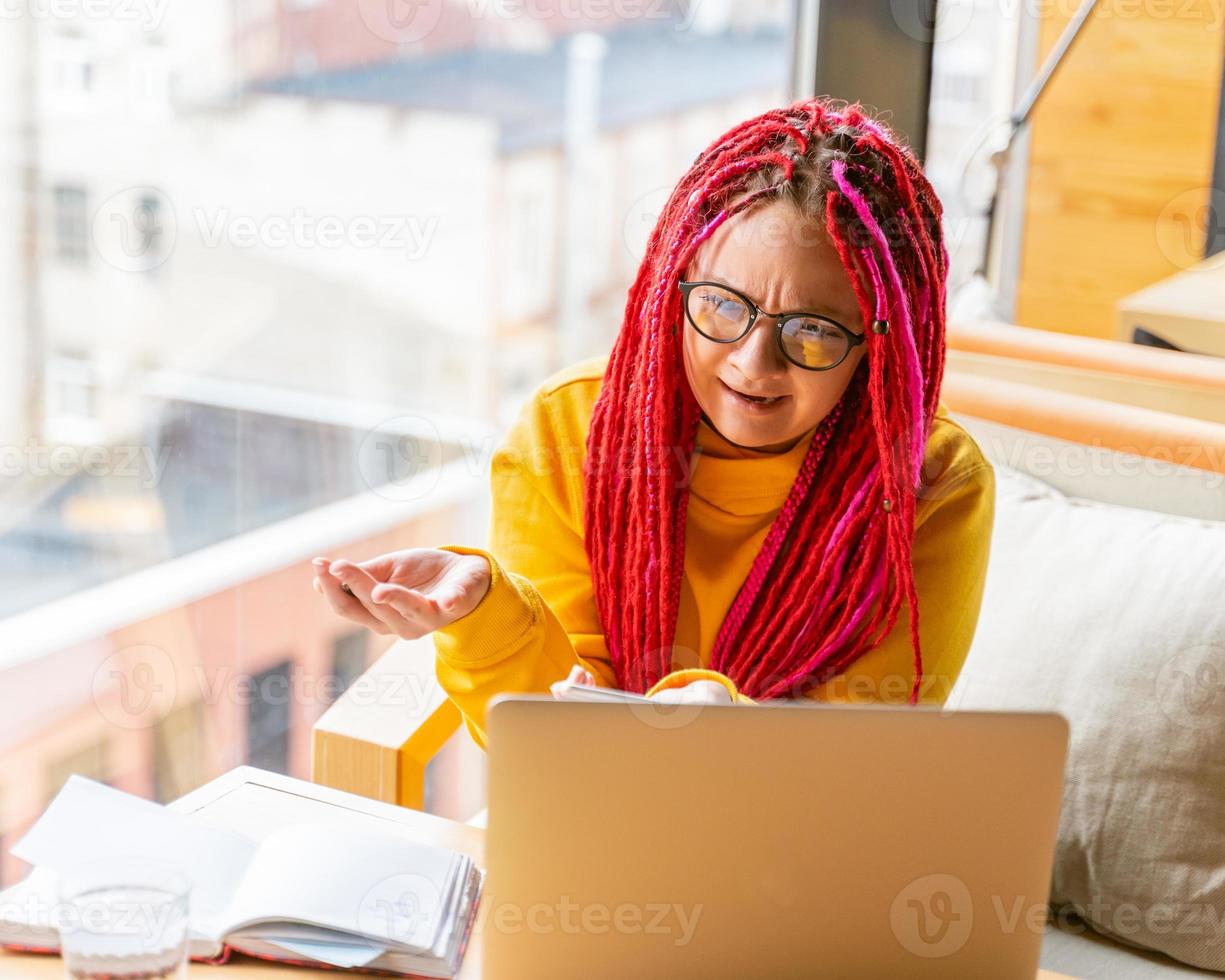 digital nomad koncept. flicka frilansare på distans arbetar på laptop i café, coworking. foto