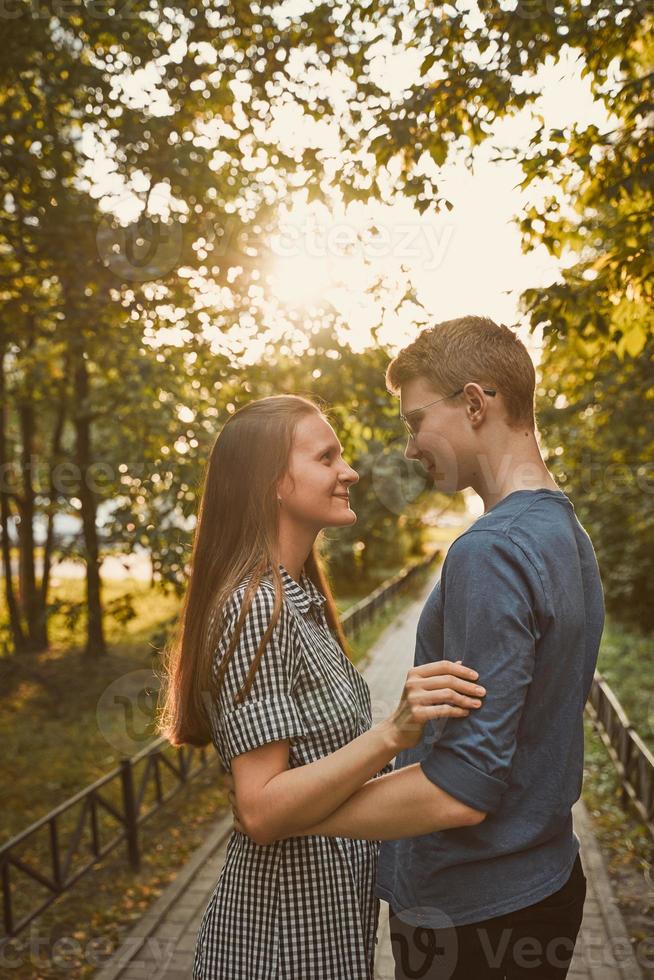 flickvän och pojkvän tittar på varandra i parken, begreppet kärlek och lycka foto