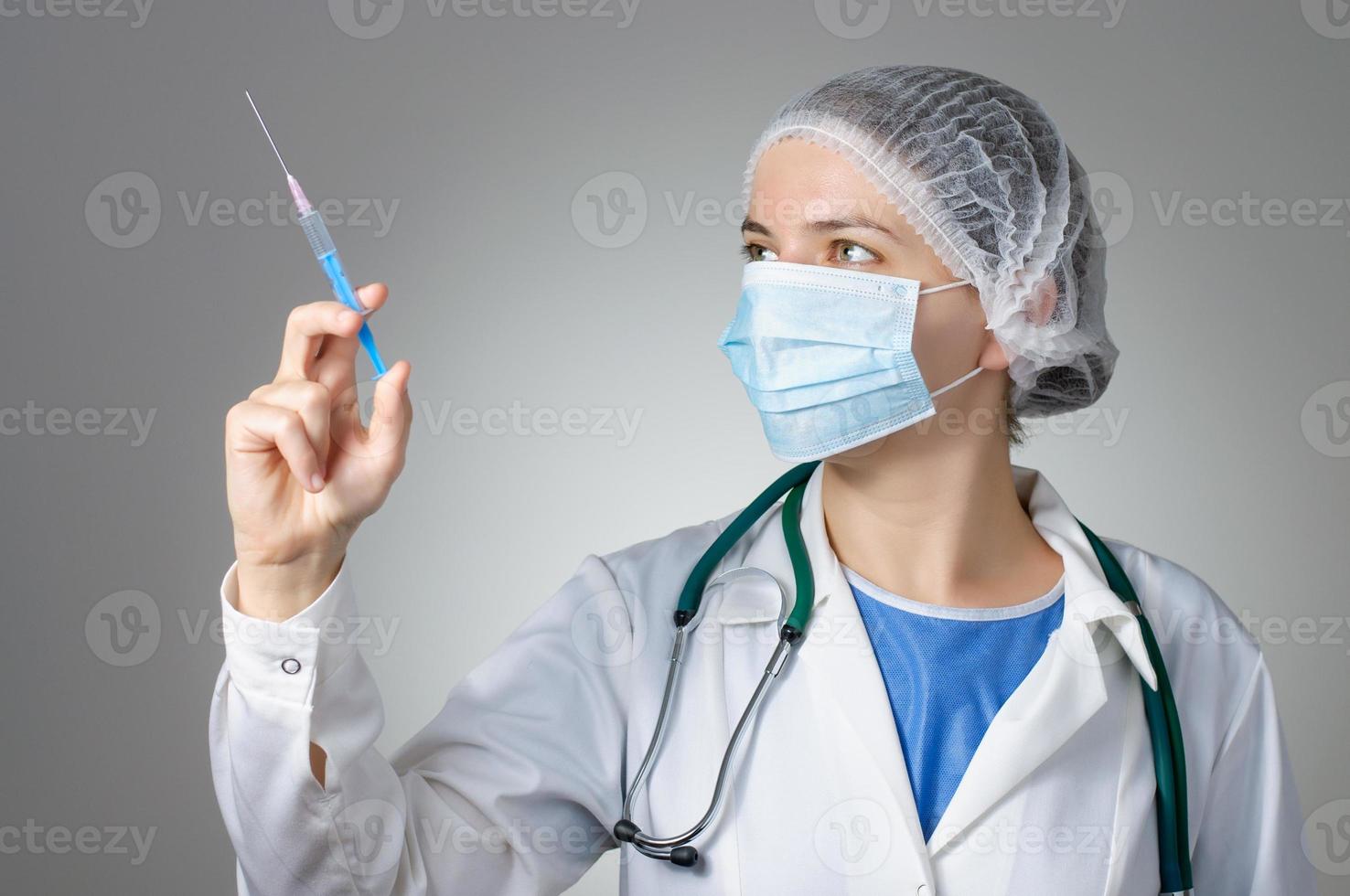 kvinnlig läkare med spruta foto