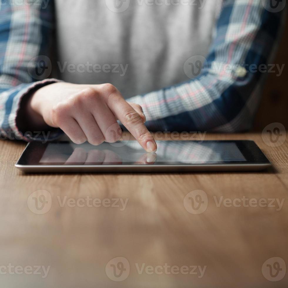 kvinnliga händer med digital tablet PC foto