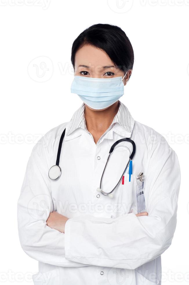 ung kvinnlig kirurg bär ansiktsmask foto