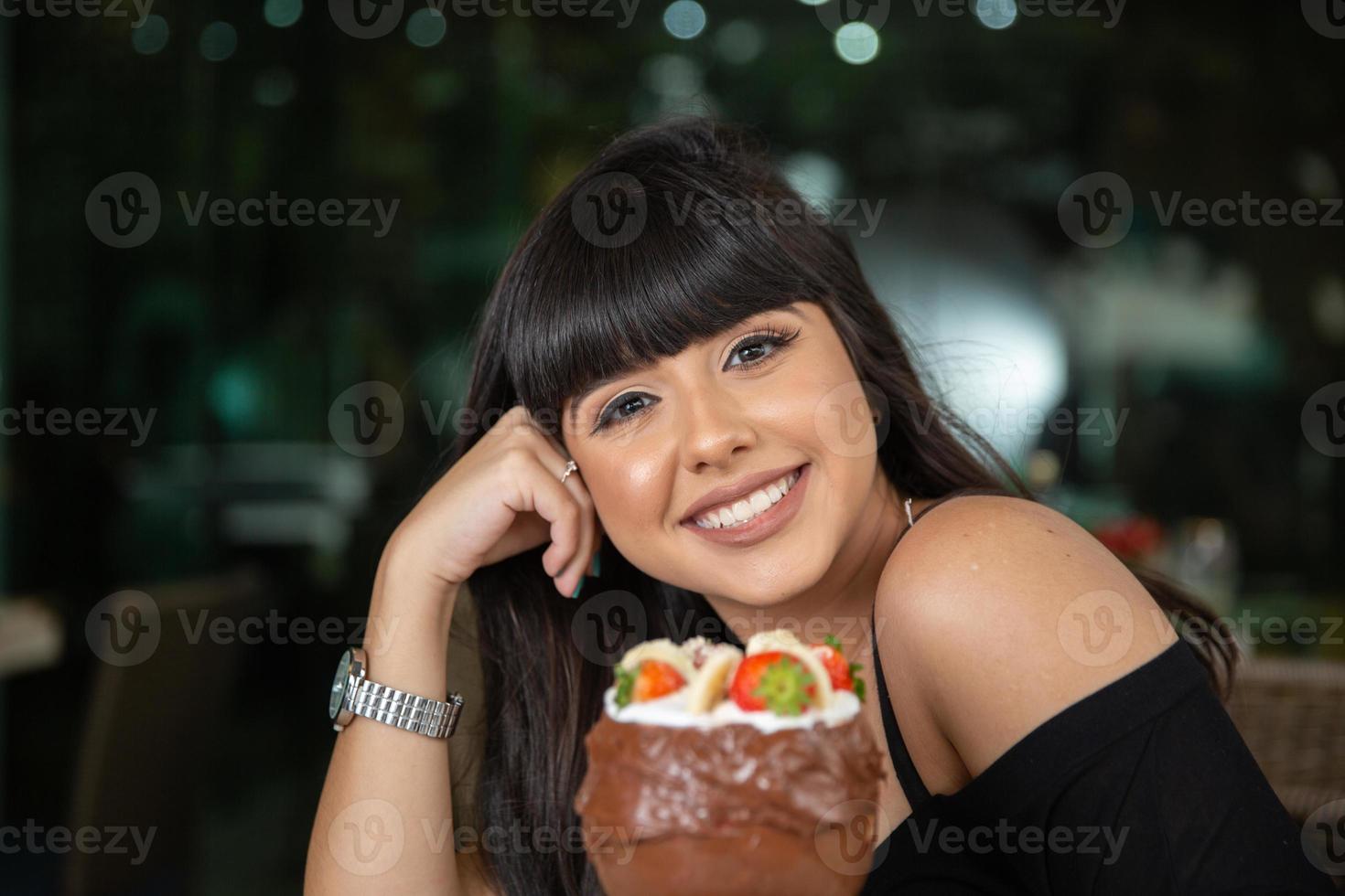 glass vit blandar jordgubbar med höga kalorier, kan göra dig fet, mjuk fokus, suddig. utsökt vanilj- eller chokladglass med jordgubbar. foto