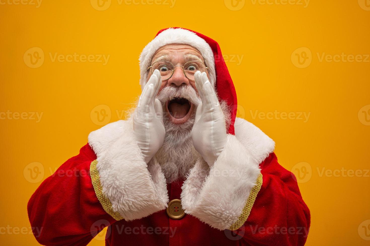 kommunikation koncept. profilbild från sidan av upphetsad rolig snäll snygg jultomte med öppen mun håll handflatan nära ansiktet som säger högt ho-ho-ho isolerad på livlig gul bakgrund foto