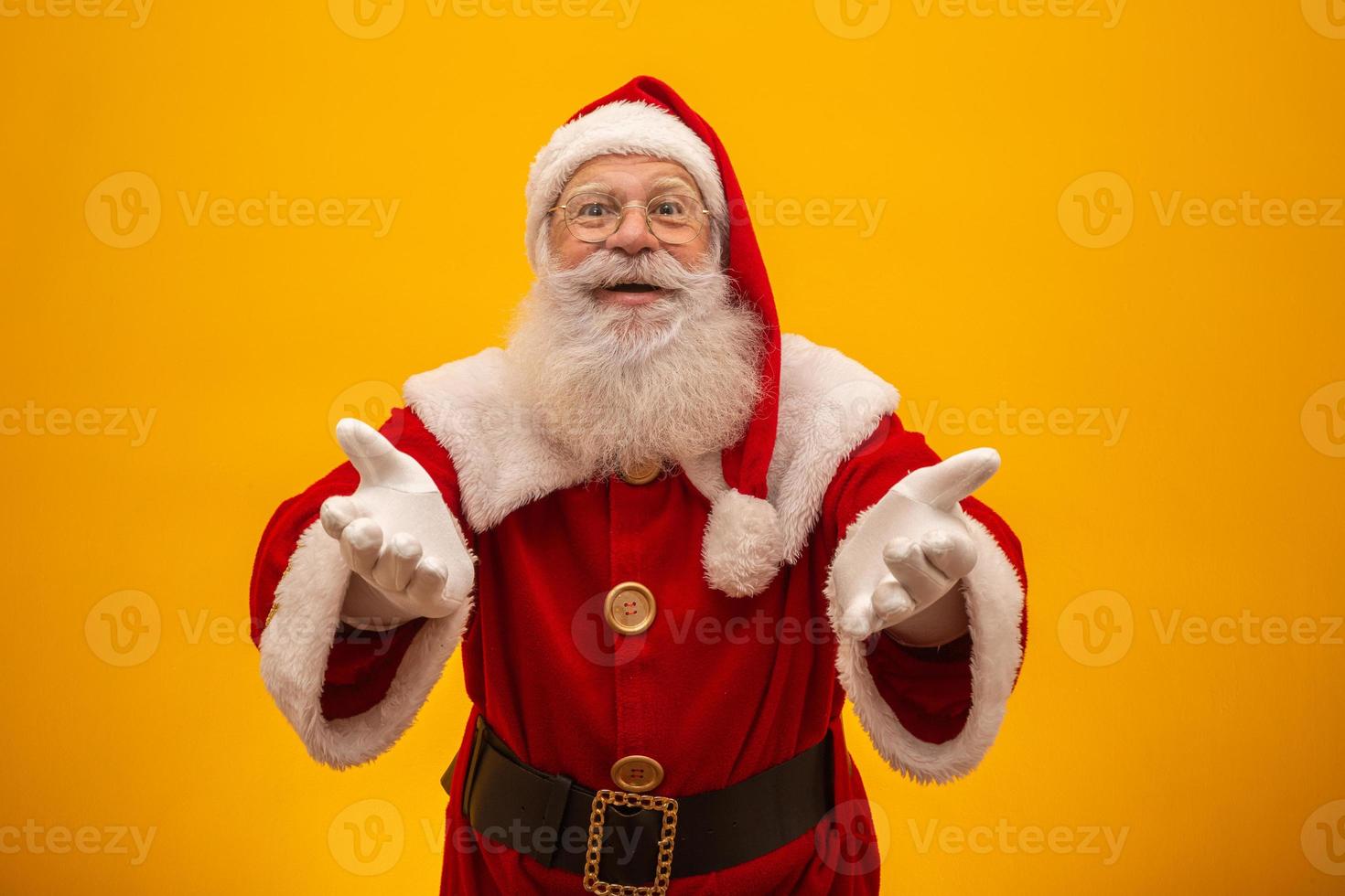 jultomten på gul bakgrund med kopia utrymme. presenterar. foto