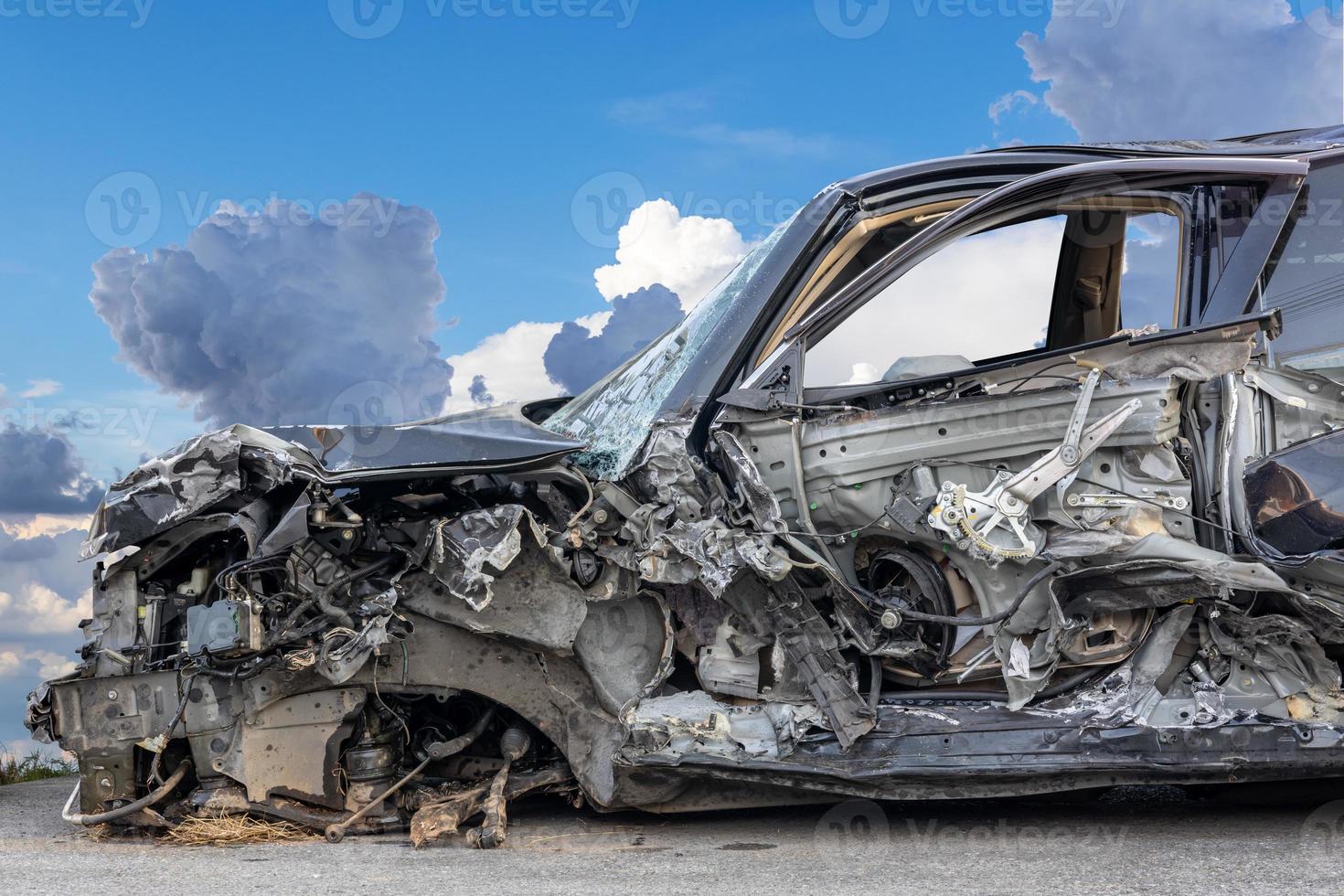 en närbild av fronten på en bil i svart brons som förstördes i en kollision med ett annat fordon. foto