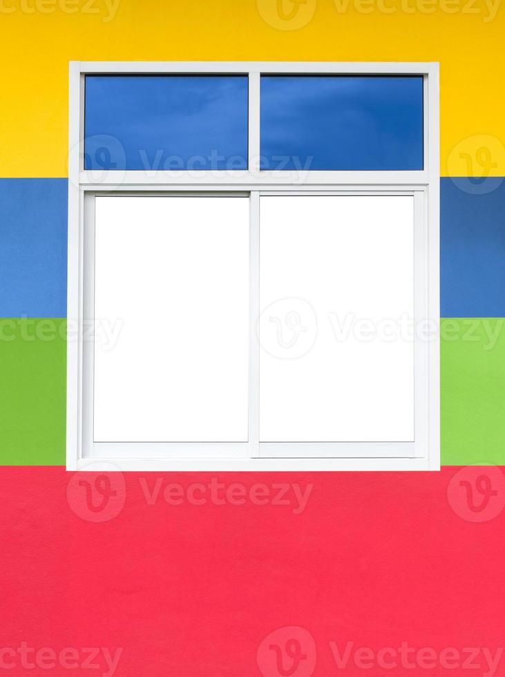 vitt fönster på en färgglad vägg. foto