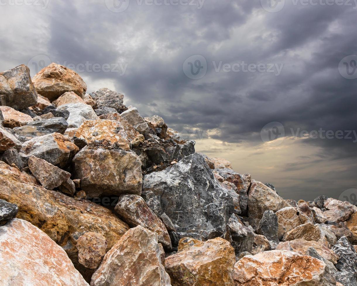 hög stenar med molnigt. foto
