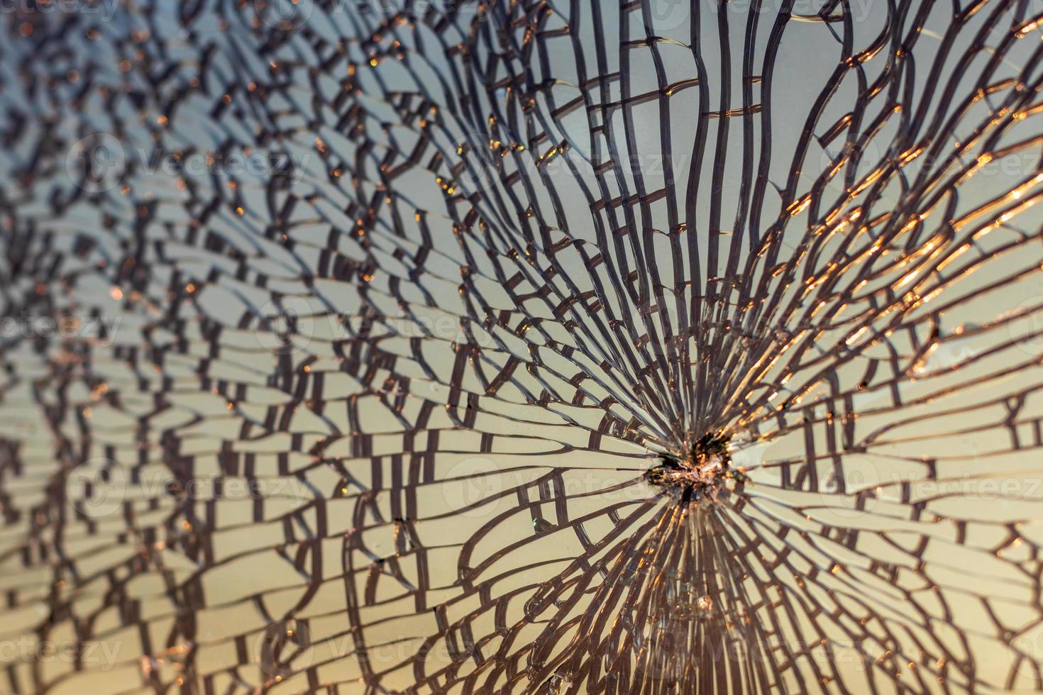 ytan på bilglaset, som är sprucket motljus. foto