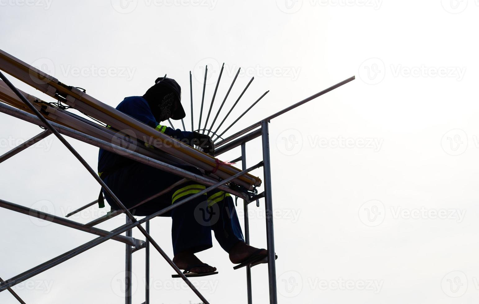 siluett arbetare på byggnadsställningar. foto