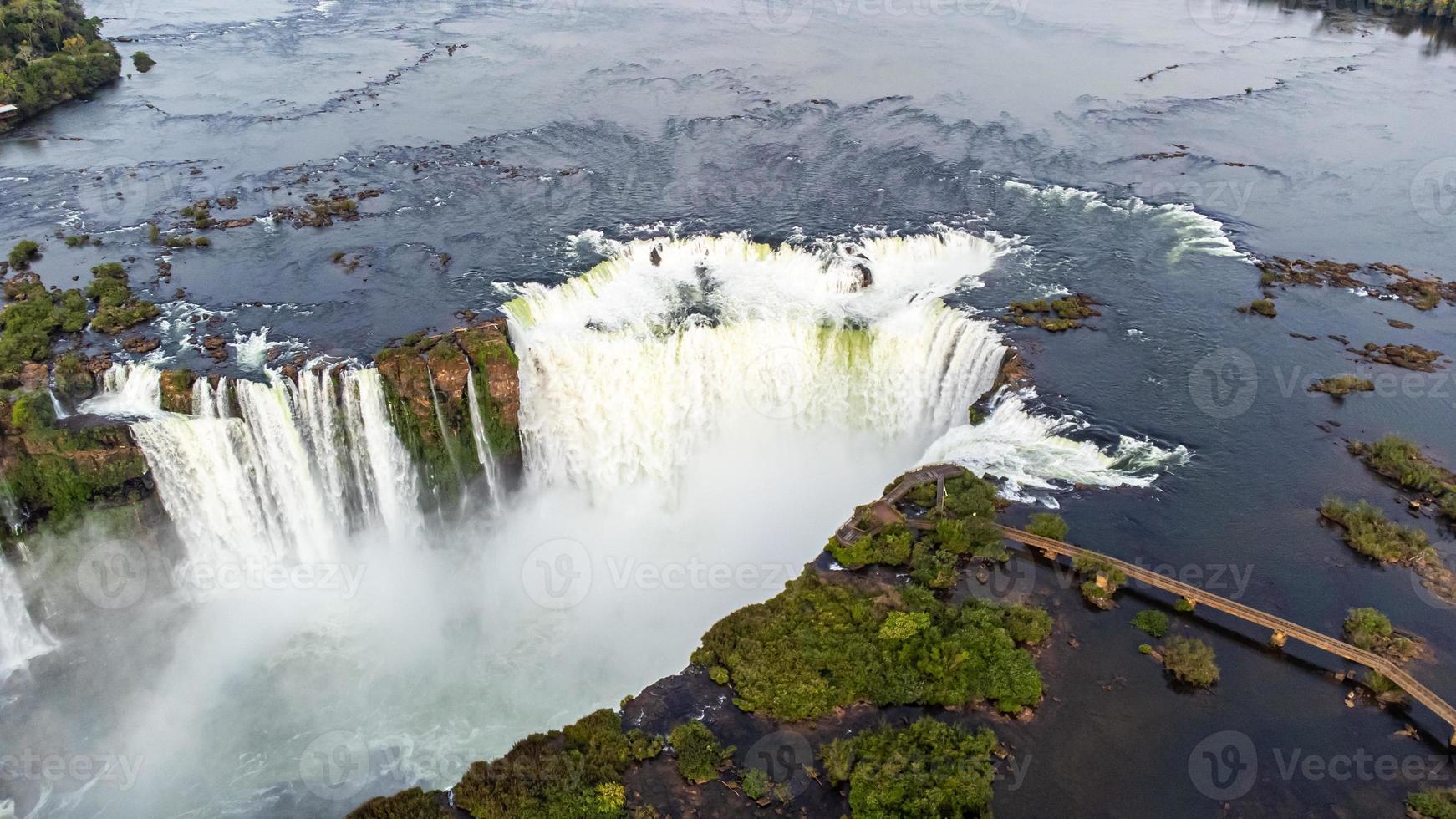 vacker flygvy över iguassunfall från en helikopter, ett av världens sju naturliga underverk. foz do iguacu, parana, Brasilien foto