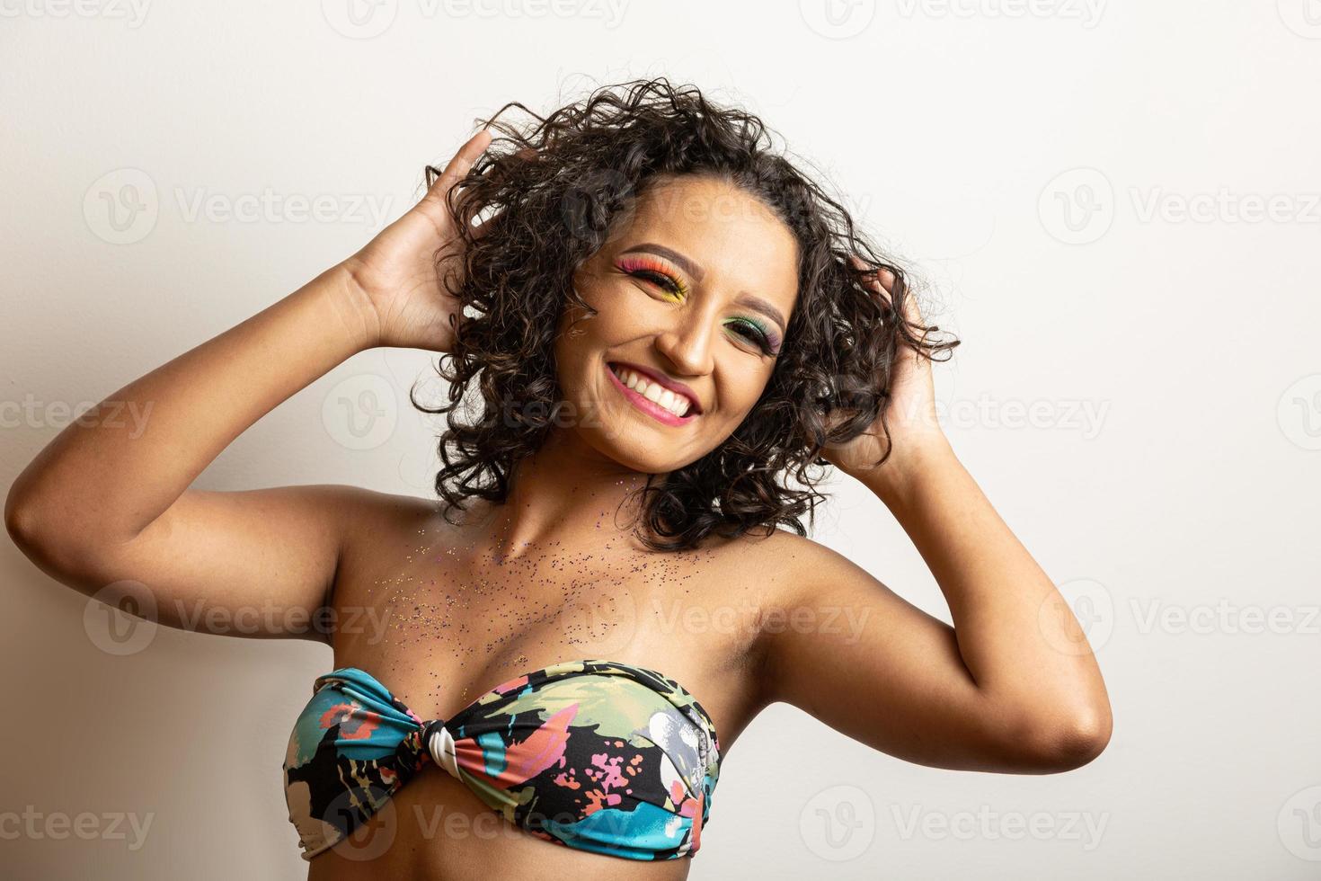 skönhet modell tjej med lockigt hår och färgglad makeup. afro kvinna leende foto