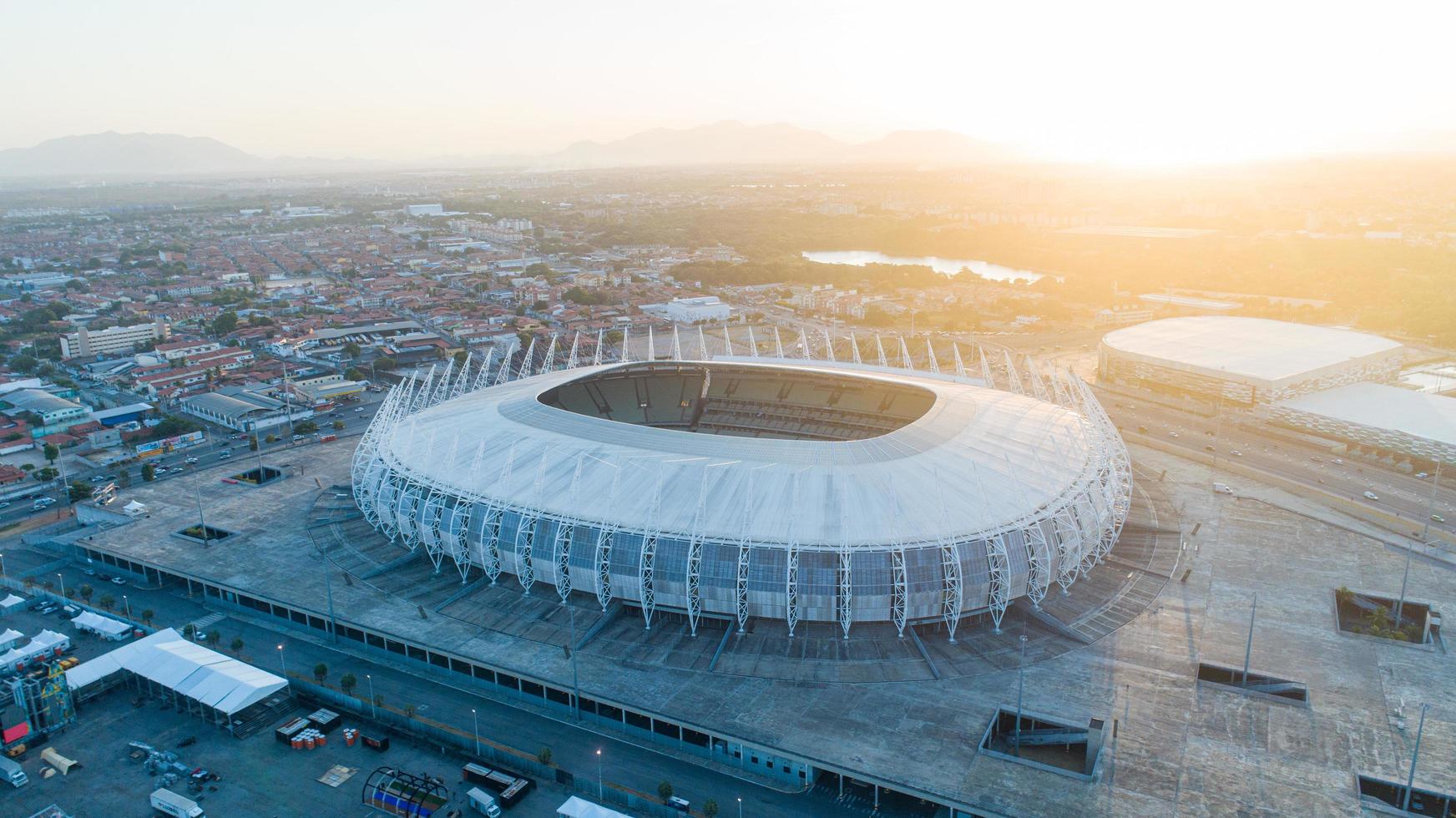 fortaleza, ceara brasilien cirka oktober 2019 aeria utsikt över staden fortaleza, ceara, brasilien Sydamerika. flyger över placido castelo stadion, arena castelao. foto