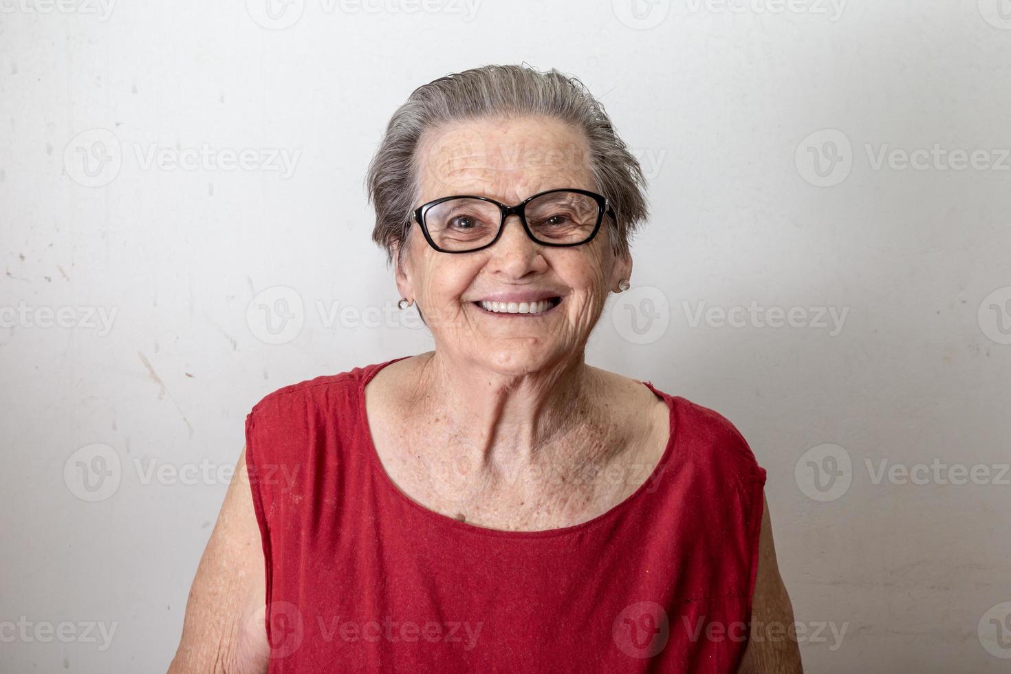 vacker äldre kvinna som skrattar och ler. leende äldre kvinna. foto
