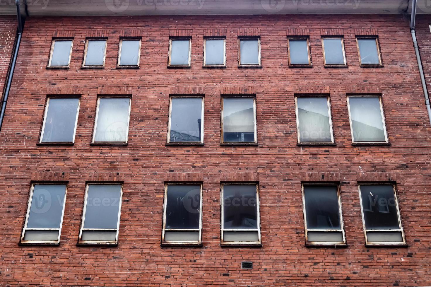 vacker gammal arkitektur av fasader som finns i den lilla staden flensburg foto