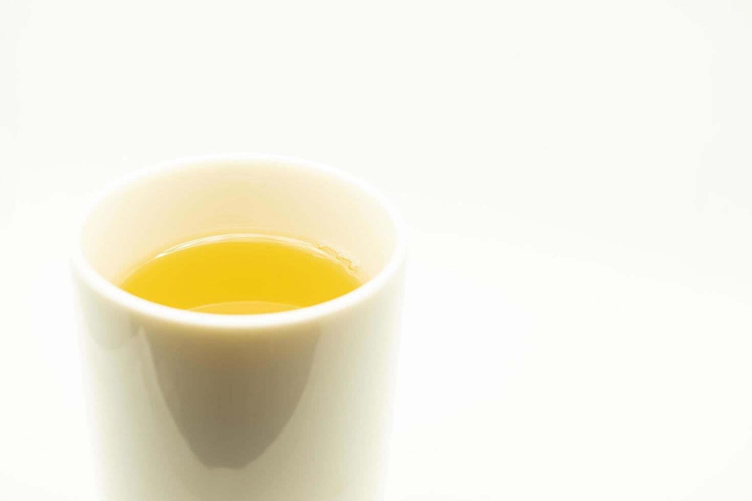 grönt te på en vit bakgrund. bild av japanskt grönt te. kopp te isolerad på vit bakgrund foto