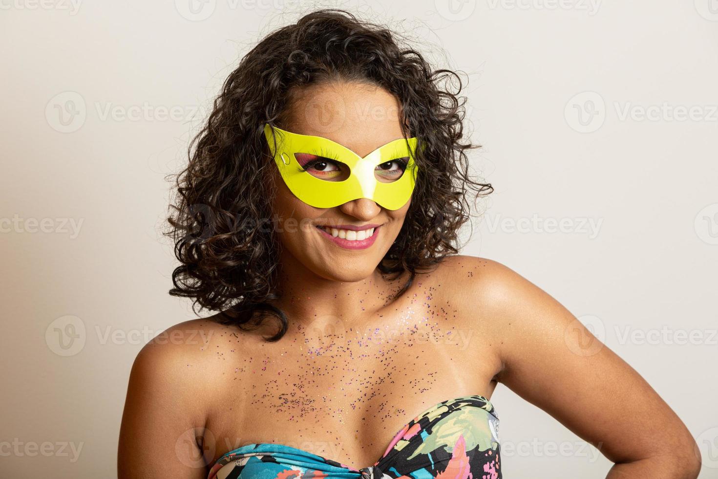 brasiliansk karneval. ung kvinna i kostym njuter av karnevalsfesten. foto