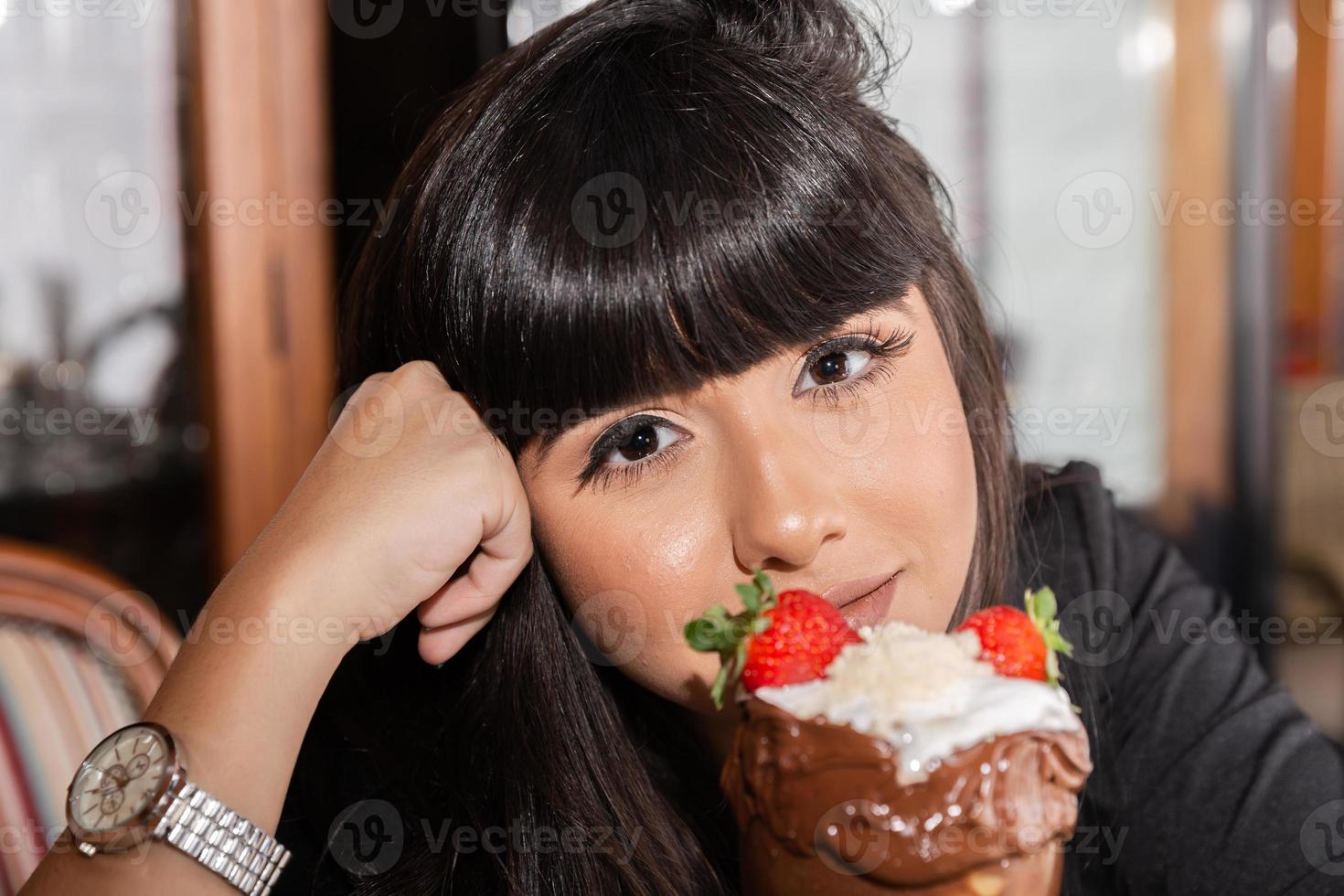 glass vit blandar jordgubbar med höga kalorier, kan göra dig fet, mjuk fokus, suddig. utsökt vanilj- eller chokladglass med jordgubbar. foto