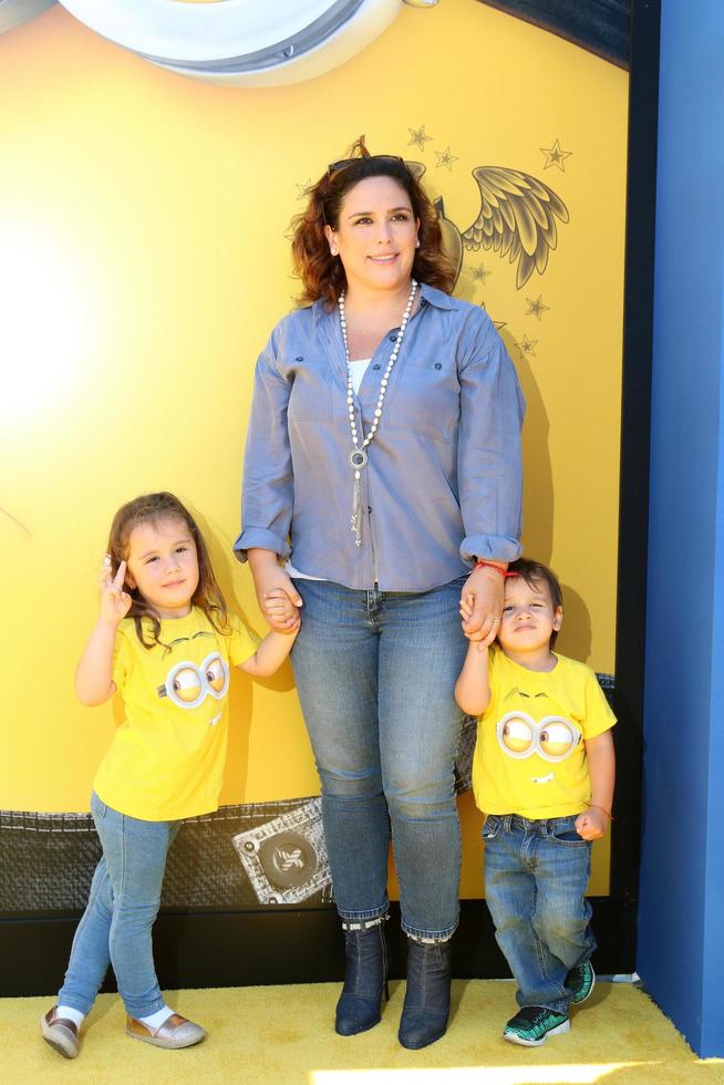 los angeles, 24 juni - angelica padron, angelica vale, daniel vale på the despicable me 3 premiär på shrine auditorium den 24 juni 2017 i los angeles, ca. foto