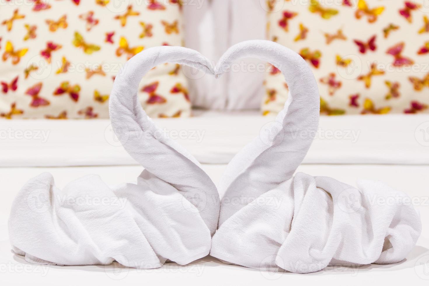 två svanar hjärtformade av handdukar. foto