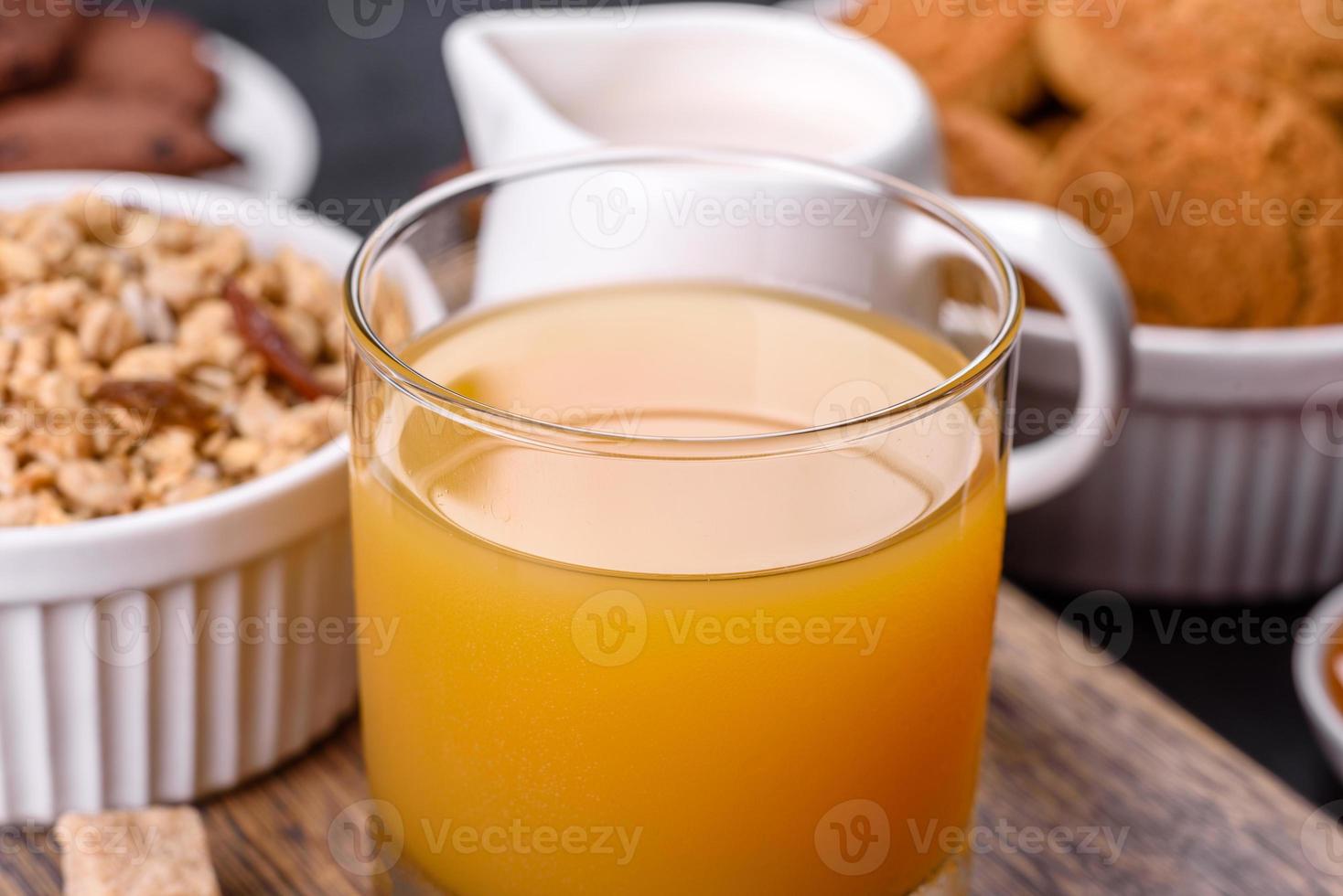 utsökt näringsrik hälsosam frukost med granola, ägg, havrekakor, mjölk och sylt foto