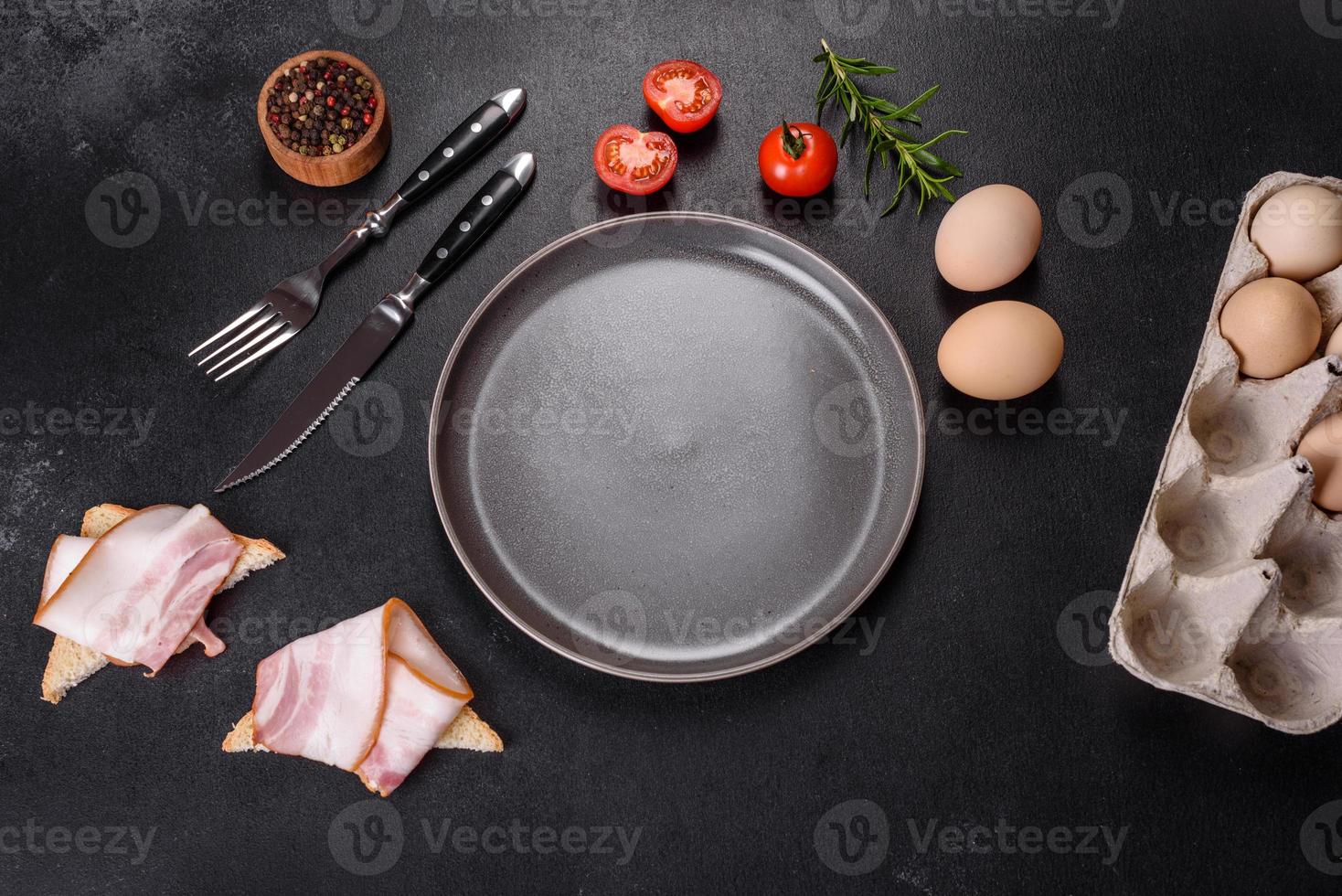en utsökt näringsrik frukost med stekt ägg, bacon, bönor, ett glas juice, havrekakor, mjölk och sylt foto
